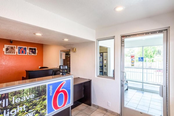 Foto van 1 tweepersoonsbed (Queensize) - Vakantiehuis in Redding CA - HallReception