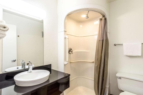 Foto van 1 tweepersoonsbed (Queensize) - Vakantiehuis in Redding CA - BathRoom