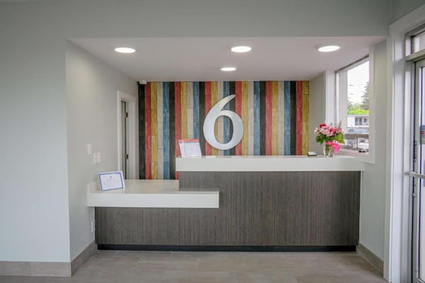 Foto van 1 tweepersoonsbed (queensize) | Rookvrij - Vakantiehuis in Tigard - LivingRoom