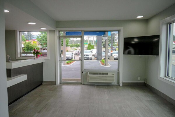 Foto van 1 tweepersoonsbed (queensize) | Rookvrij - Vakantiehuis in Tigard - LivingRoom
