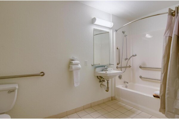 Foto van 1 tweepersoonsbed | Douche conform ADA/RI-normen - Vakantiehuis in Fife - BathRoom