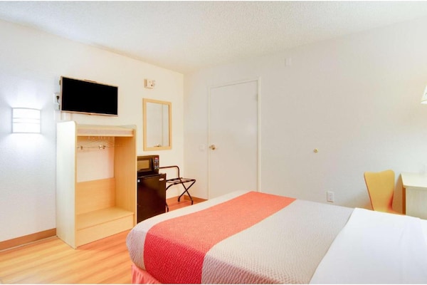 Foto van 1 tweepersoonsbed (Queensize) | Koelkast - Vakantiehuis in Fife - BedRoom