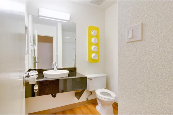 Foto van 1 tweepersoonsbed (Queensize) | Koelkast - Vakantiehuis in Fife - BathRoom