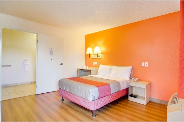 Foto van 1 tweepersoonsbed (Queensize) | Koelkast - Vakantiehuis in Fife - BedRoom